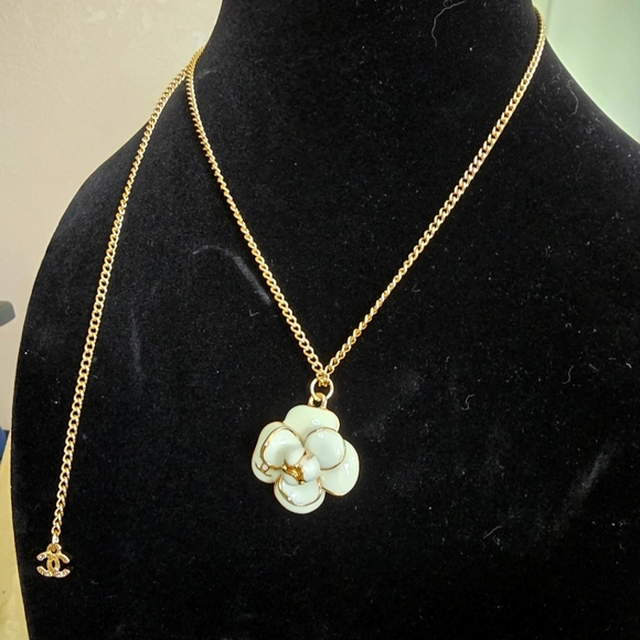 Elegant Gold and Cream shade enamel Necklace